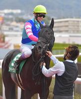 　ファンタジーＳを制した武豊とウォーターナビレラ（撮影・石湯恒介）