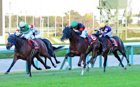 　ソネットフレーズ（左）との接戦を制したセリフォス＝阪神競馬場（撮影・石湯恒介）