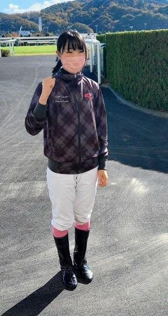 　ガッツポーズをする永島まなみ