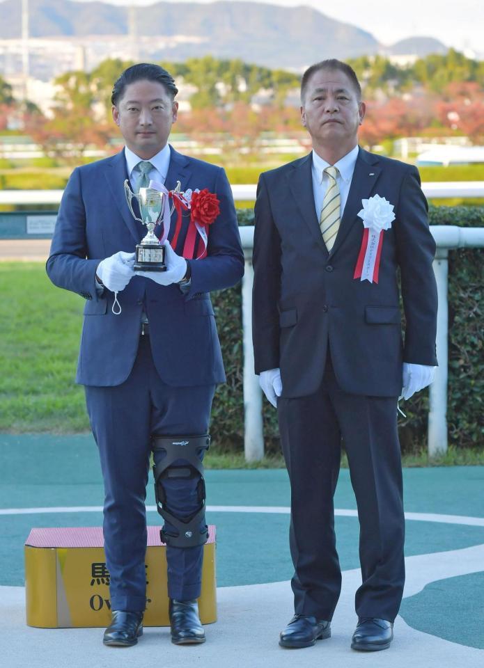 　優勝トロフィーを手渡した本紙・藤谷常務（撮影・石湯恒介）