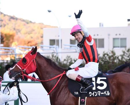 １０Ｒ・福島２歳ステークスをウインマーベルで復帰後初勝利を飾った松岡正海騎手＝福島競馬場（撮影・園田高夫）