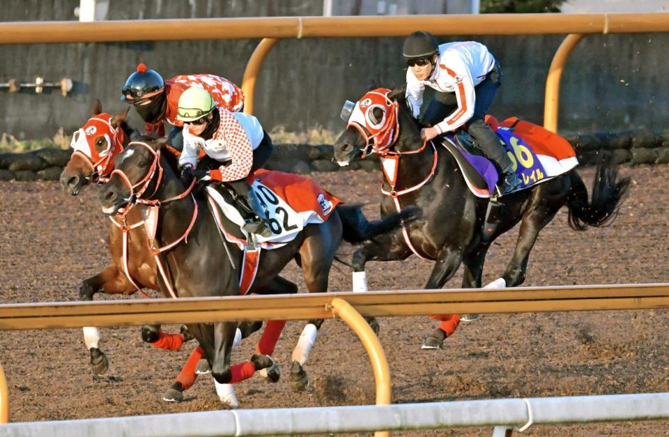 　コントレイル（右）は栗東ＣＷで猛時計をマーク（撮影・石湯恒介）