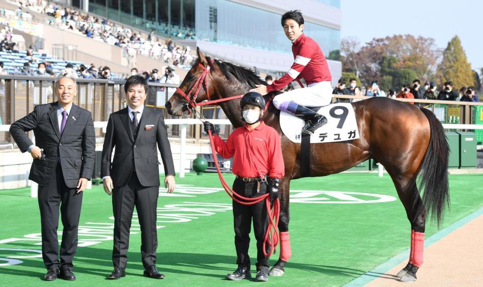 　２歳１勝クラスを制したデュガと笑顔の武豊と藤田晋オーナー（左から２人目）＝撮影・三好信也