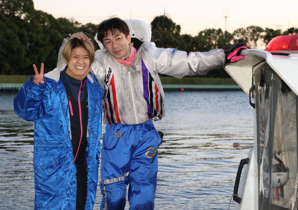 　遠藤エミ（左）の頭をなでながらウイニングランをする辻栄蔵＝多摩川ボート