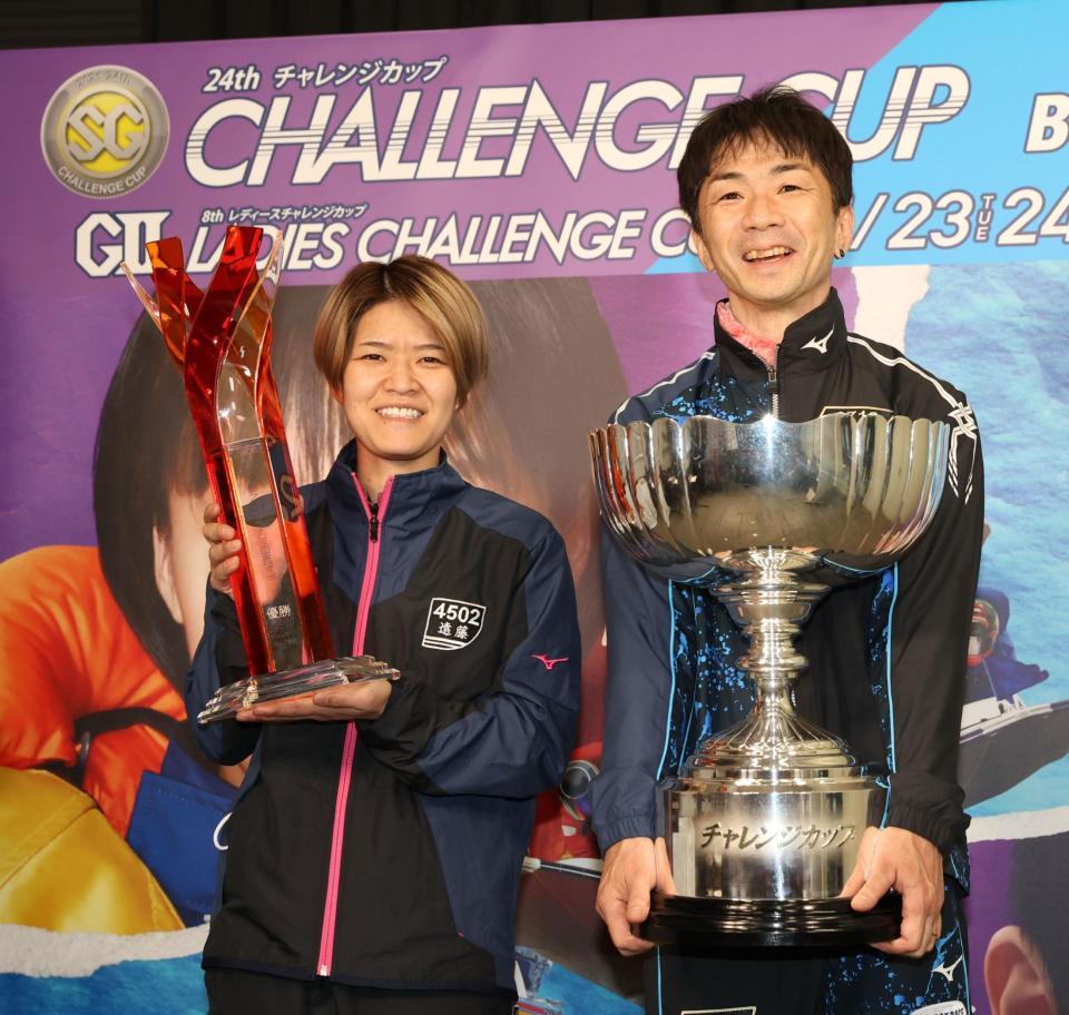 　優勝した遠藤エミ（左）と辻栄蔵