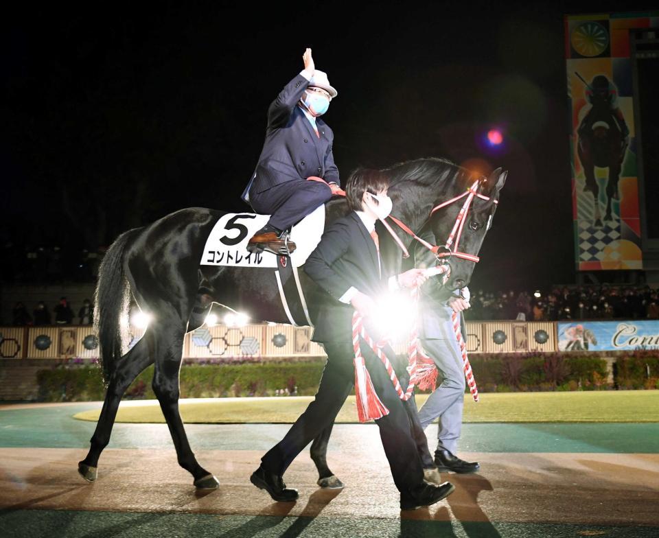 　矢作師を乗せ引退式に臨むコントレイル（撮影・園田高夫）