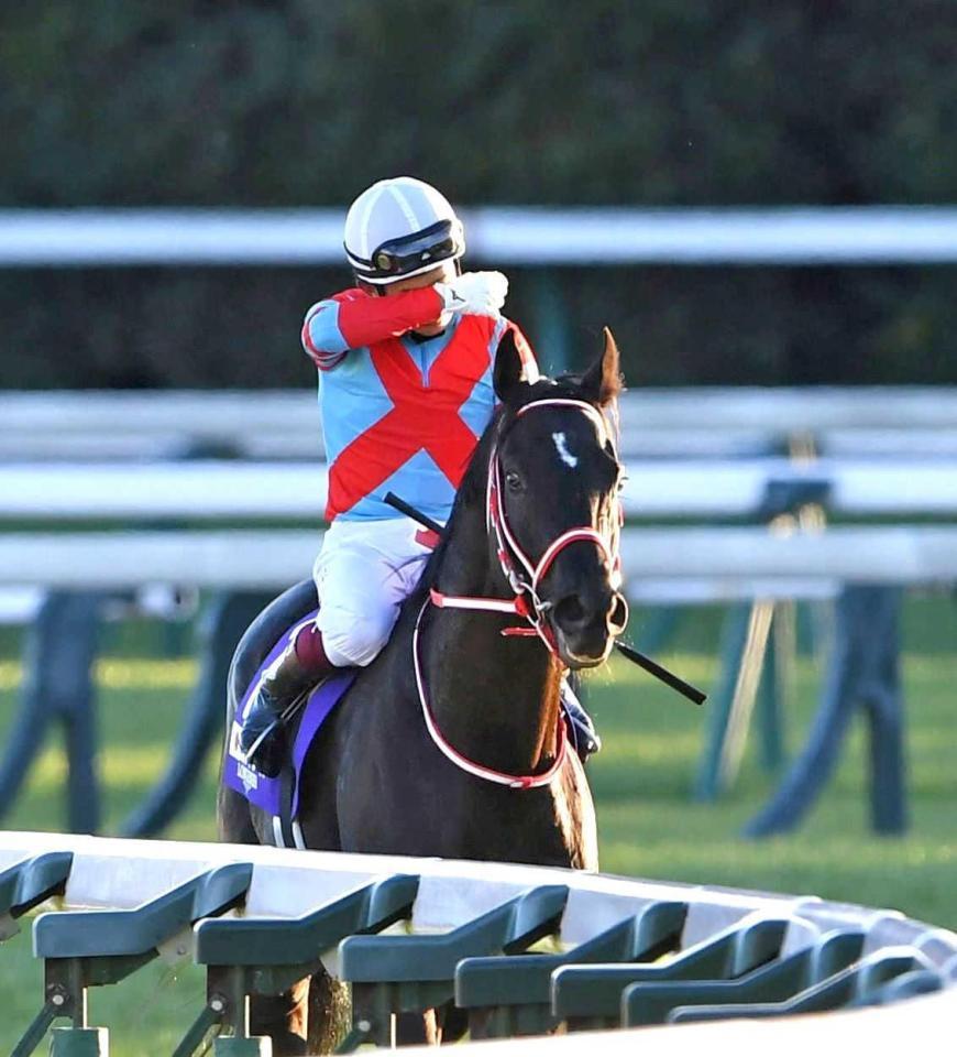 　馬上で涙をぬぐう福永