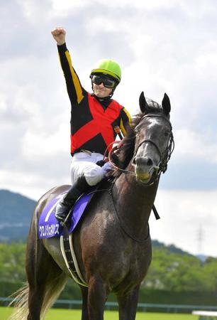 　グランプリ３連覇を果たしたクロノジェネシスとガッツポースを見せるルメール＝２０２１年６月