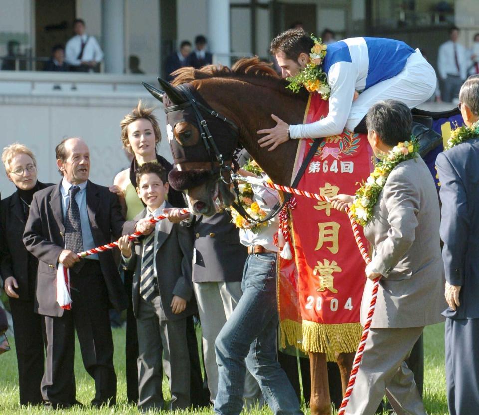 　皐月賞をダイワメジャーで制した馬上の兄Ｍ・デムーロと、笑顔を見せる弟のＣ・デムーロ（左から３人目）＝０４年４月１８日