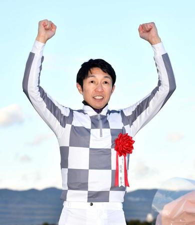 　２２回目の挑戦で朝日杯ＦＳを制した武豊（撮影・佐々木彰尚）