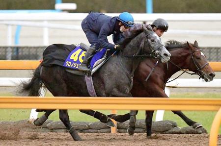 　余力十分に追い切ったクロノジェネシス（手前）＝撮影・佐々木彰尚