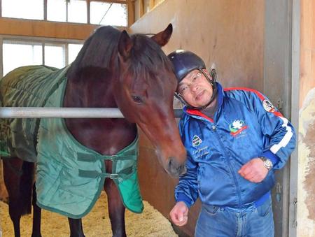 　じゃれつきたいパンサラッサと、かまれたくない池田厩務員（撮影・石湯恒介）