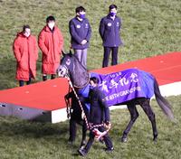 有馬記念】クロノジェネシス引退式 久しぶりの競馬場に、リハビリ中の