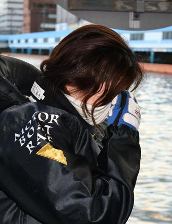 　大会初優勝し目頭を押さえる田口節子