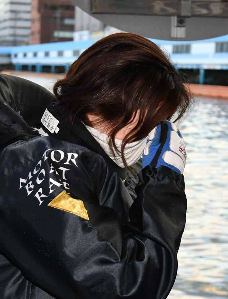 　大会初優勝し目頭を押さえる田口節子