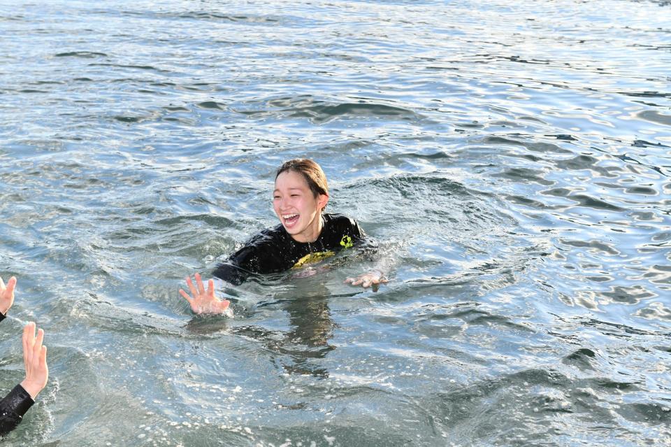 　ＱＣシリーズを制し、水神祭で水面に投げ込まれた松尾夏海
