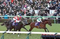 有馬記念を制したエフフォーリア（右）＝２１年１２月２６日