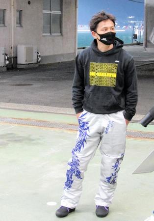 　前節Ｖの５３号機を手にした古賀繁輝