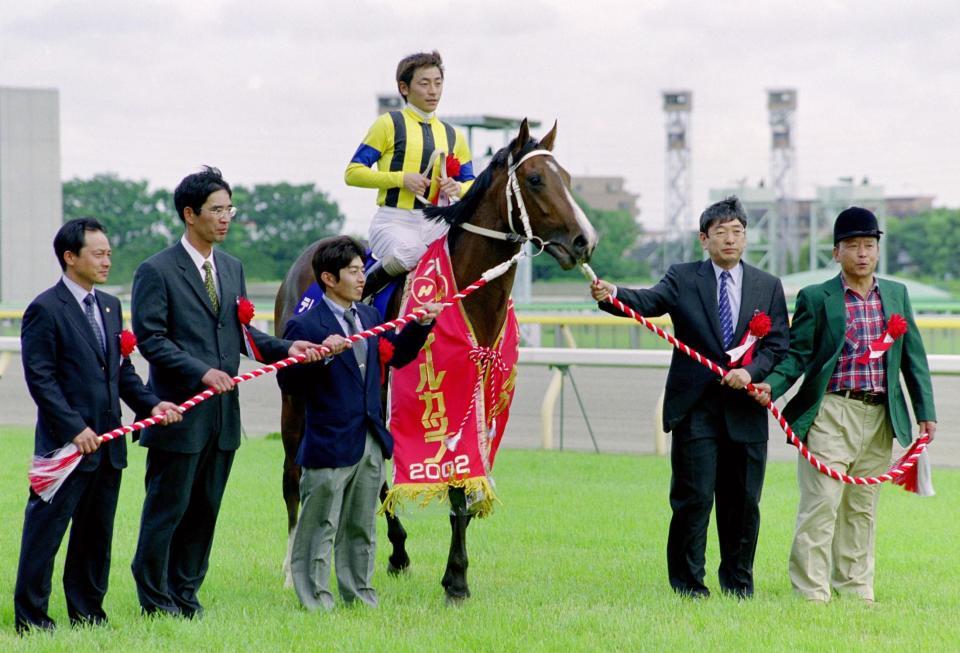 ＮＨＫマイルカップを制したテレグノシスと勝浦＝２００２年５月