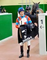 　笑顔で引き揚げてきた福永