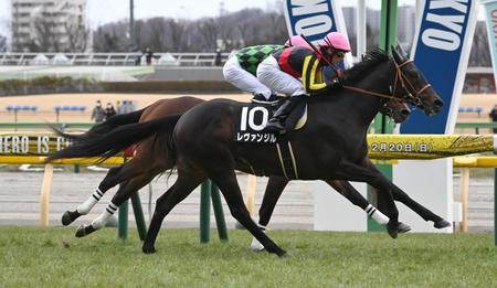 　好位から抜け出しポッドボレット（奥）をかわしたレヴァンジル