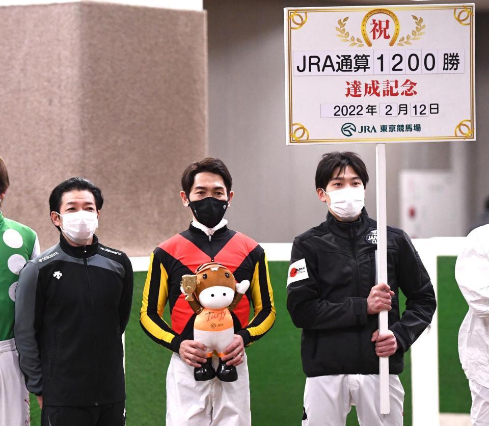 　ＪＲＡ通算１２００勝を達成した戸崎圭（中央）＝撮影・園田高夫