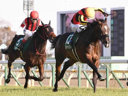 　力強く抜け出したプレサージュリフト（右）＝撮影・園田高夫