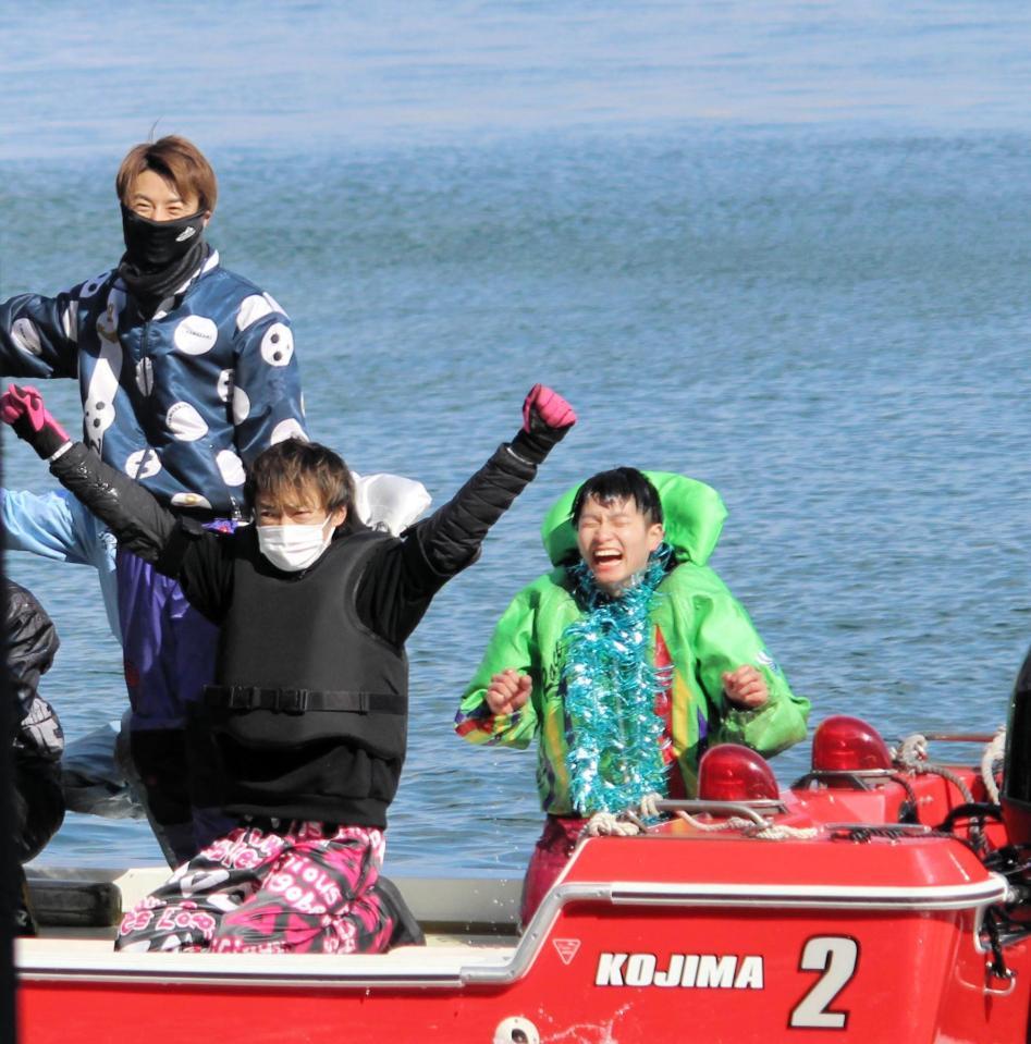 初勝利の雄たけびを上げる梅原祥平（右）左は山口達也、後ろは浜崎準也