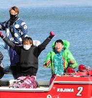 　初日の１７日、後輩・梅原祥平（右）のデビュー初勝利に歓喜した山口達也（中央）がシリーズ制覇　後ろは浜崎準也