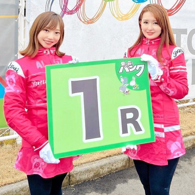 Ｇ１開催中の取手競輪でラウンドガールを務める城戸ひなのさん（左）と香澄明希さん