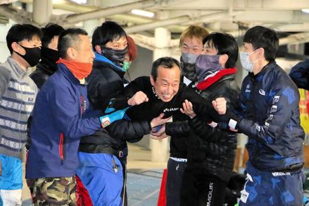 選手仲間から水神祭の祝福を受ける佐野隆仁