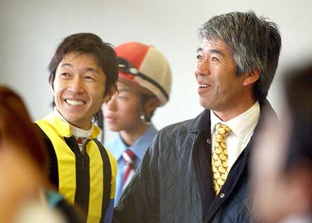 　０４年桜花賞をダンスインザムードで制し、笑顔で言葉をかわす武豊（左）と藤沢和師