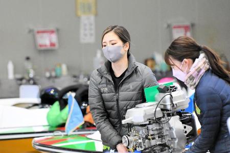 　荒れ水面を味方に奮闘を誓う富樫麗加