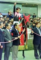 阪神３歳牝馬ステークスを制したビワハイジと角田晃一。左から３人目は浜田光正調教師＝１９９５年１２月３日、阪神競馬場