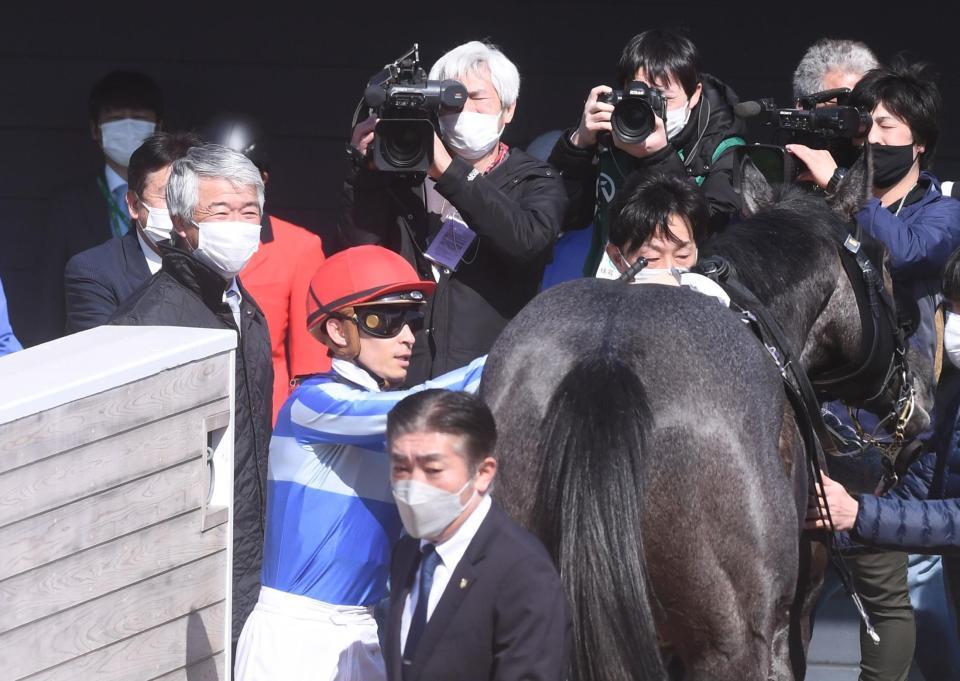 　４Ｒ・３歳未勝利戦を制したビートエモーションと川田将雅騎手を迎える藤沢和雄調教師（左）＝撮影・園田高夫