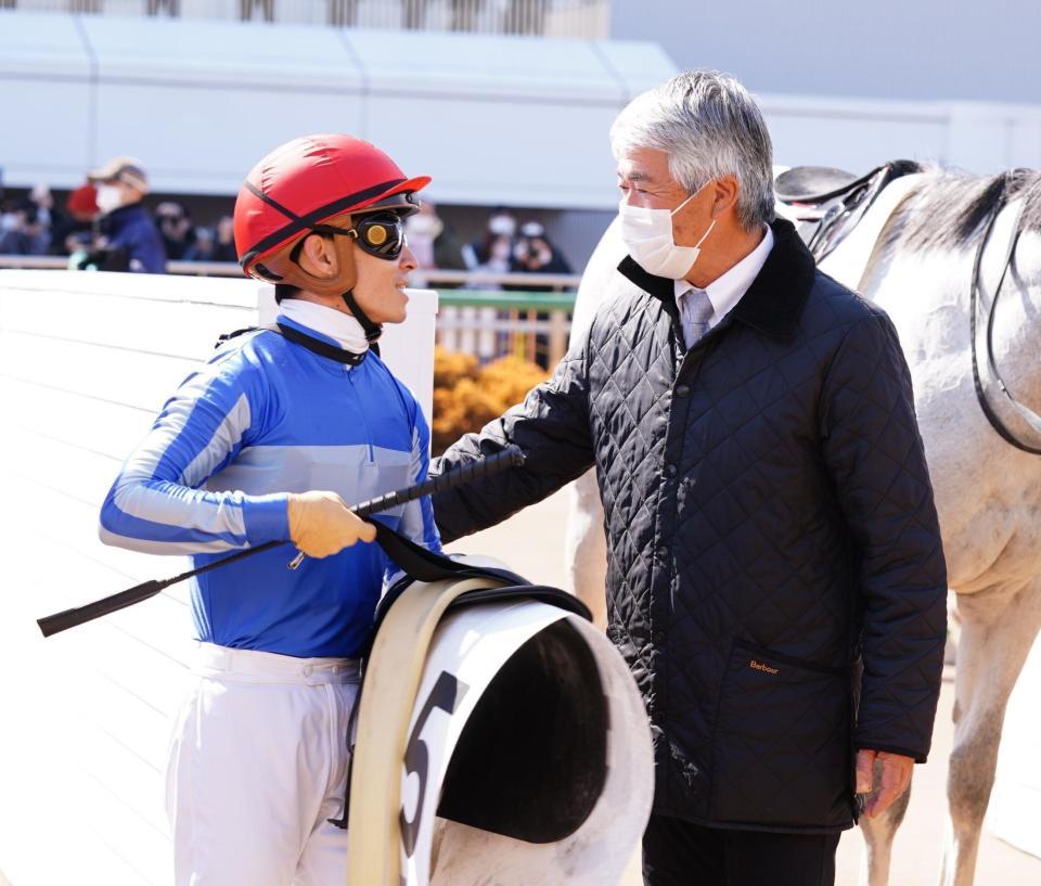 川田将雅騎手（左）を出迎える藤沢和雄調教師＝中山競馬場