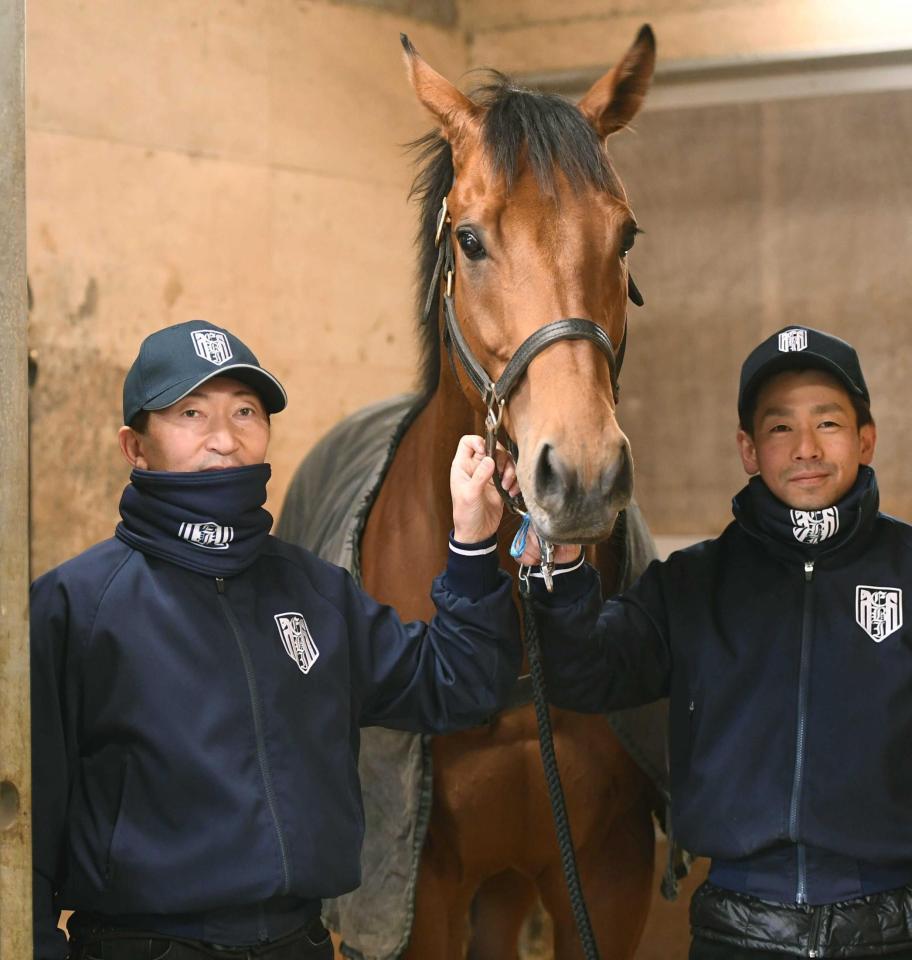 　レッドアルマーダで調教師としての初戦に挑む蛯名正師。右は松本助手