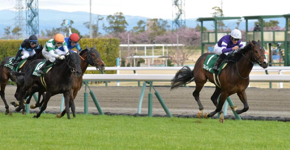 　内から一気に抜け出したプルパレイ（右）