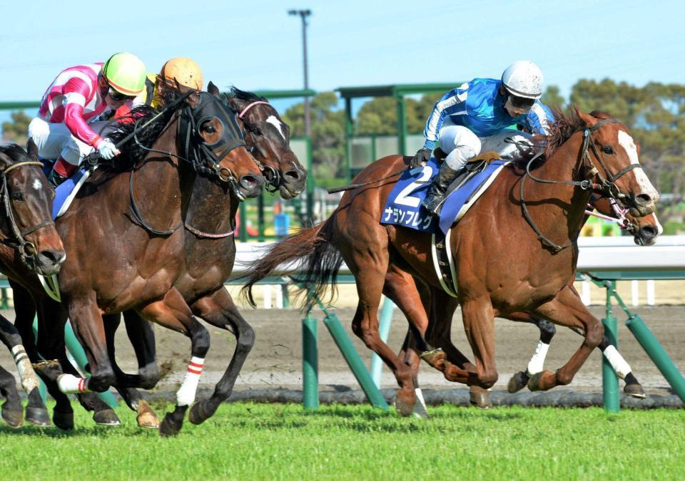 　首差の接戦を制したナランフレグ（右）