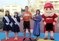 タレントの手島優や玉野ほほえみマリン大使に祝福される脇本雄太（中央）