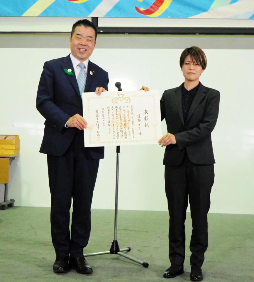 三日月大造滋賀県知事から表彰状を受け取る遠藤エミ