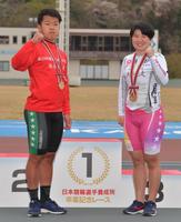 　卒業記念レースで優勝した纐纈洸翔（左）と畠山ひすい（撮影・佐々木彰尚）