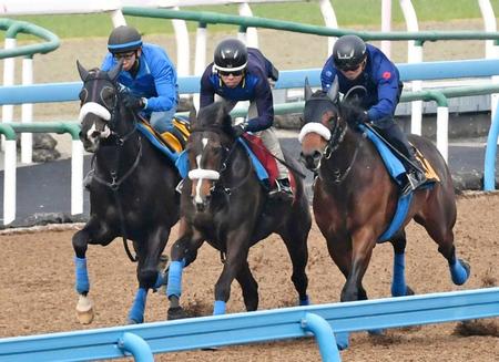 　力強く末脚を伸ばしたサークルオブライフ（中）＝撮影・三好信也