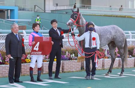 　阪神牝馬Ｓを制したメイショウミモザと関係者ら（撮影・石湯恒介）