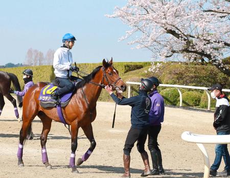 　咲き誇る桜の前で笑顔を見せる武豊とドウデュース