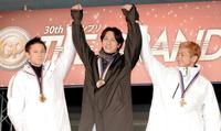 　2015年のグランプリを制覇し、２位の毒島誠（左）、３位の石野貴之（右）から祝福される山崎智也