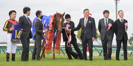 中山１１Ｒ、皐月賞を制したジオグリフと福永祐一騎手（左、右は管理する木村哲也調教師）＝中山競馬場（撮影・三好信也）