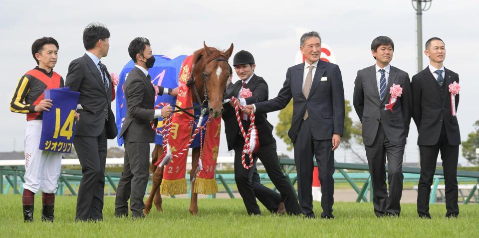 中山１１Ｒ、皐月賞を制したジオグリフと福永祐一騎手（左、右は管理する木村哲也調教師）＝中山競馬場（撮影・三好信也）