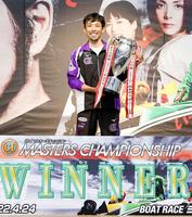　トロフィーを手に笑顔の上平真二