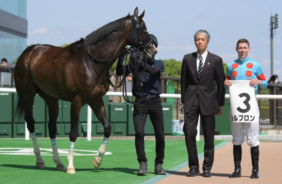 　東京７Ｒを制したシルブロンと今来日初勝利のレーン（右）＝撮影・三好信也